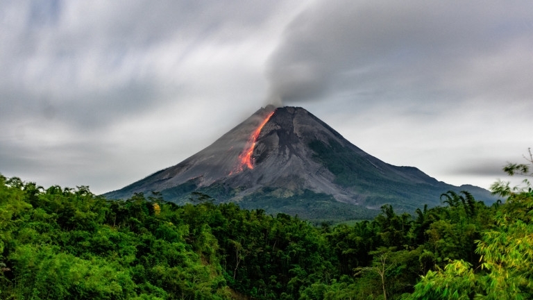 Индонезийските власти повишиха нивото на тревога за планината Руанг на