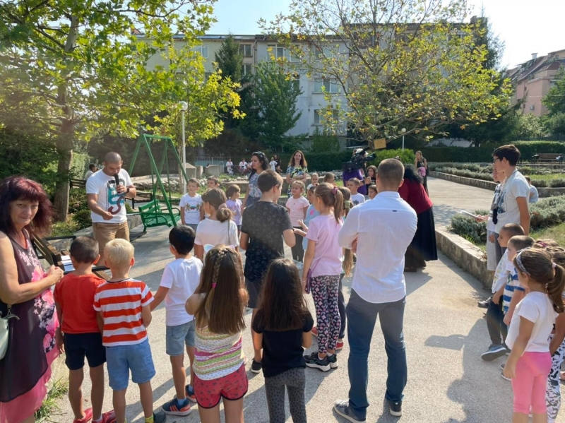 Възпитаници на детски градини от Враца младежи и техните родители