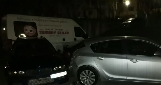 БМВ помете няколко паркирани коли в Козлодуй, научи BulNews.
Инцидентът е