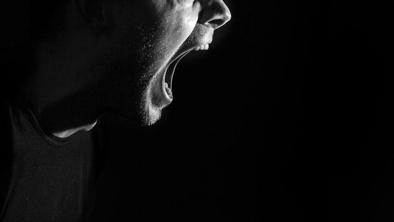 Задържаха служител на МВР за закана с убийство към жена