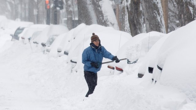 Зимна буря доведе до анулирането на стотици полети и остави