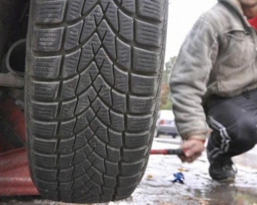 Криминално проявени са откраднали гуми от гараж в козлодуйското село