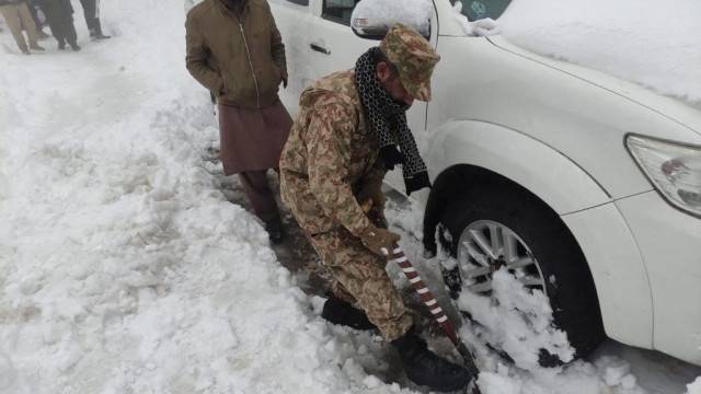 Ниските температури и обилният снеговалеж в пакистанския планински курорт Мюри