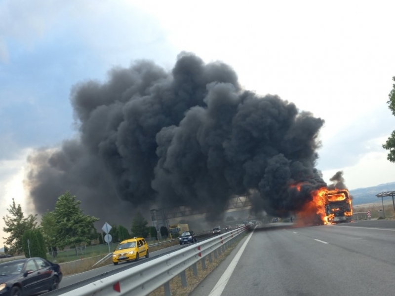 Пътнически автобус се е запалил край Бургас по пътя за