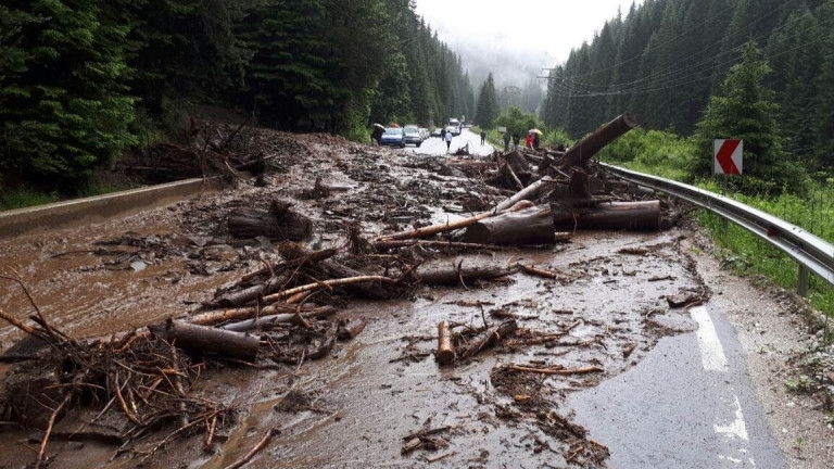 Свлачище затвори пътя до Рилския манастир предаде Нова телевизия Това