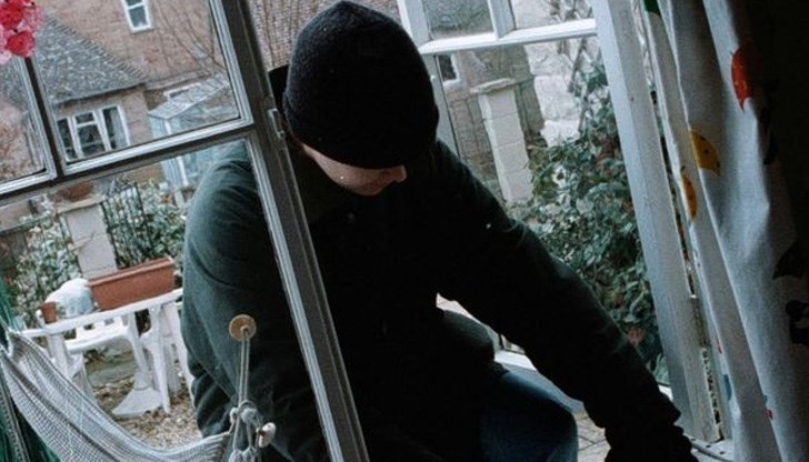 Двама невръстни апаши са уличени в две кражби за няколко