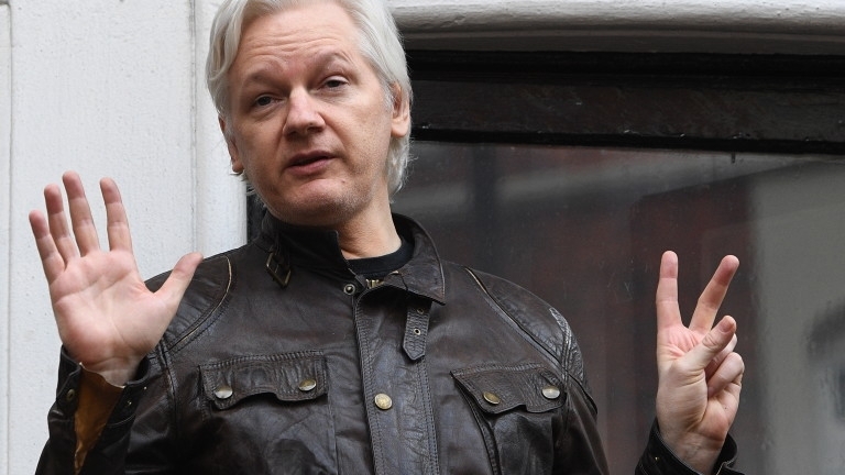 Основателят на сайта Уикилийкс Джулиан Асандж се яви пред британски