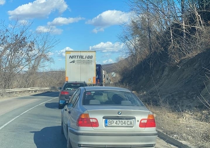 Блокиран е трафикът по международния път Е-79 между Мездра и