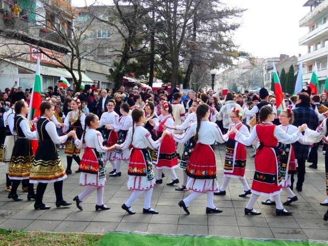 С вълнуващи изпълнения на Аз съм българче обичаните патриотични песни