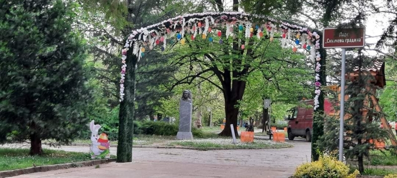 Пъстри великденски яйца радват жители и гости на Вършец /снимки/