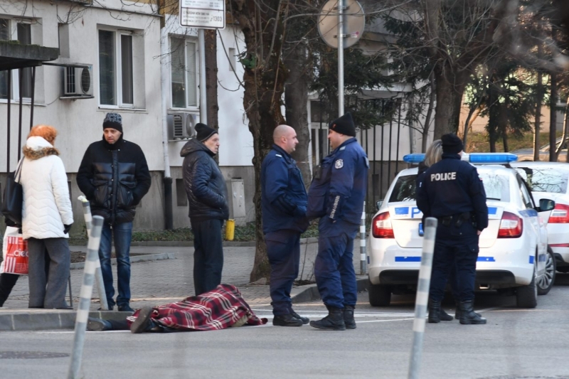 Зловеща находка! Намериха трети труп, този път на улица в Мездра