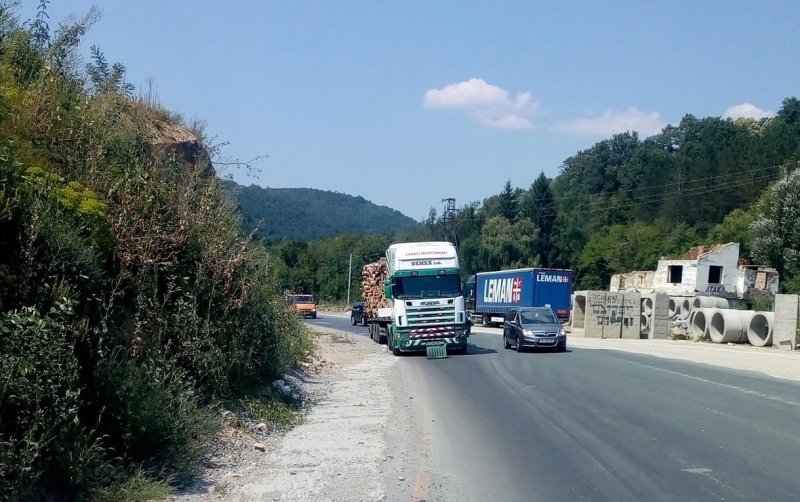 Аварирал камион затруднява движението по международен път Е-79 между Мездра