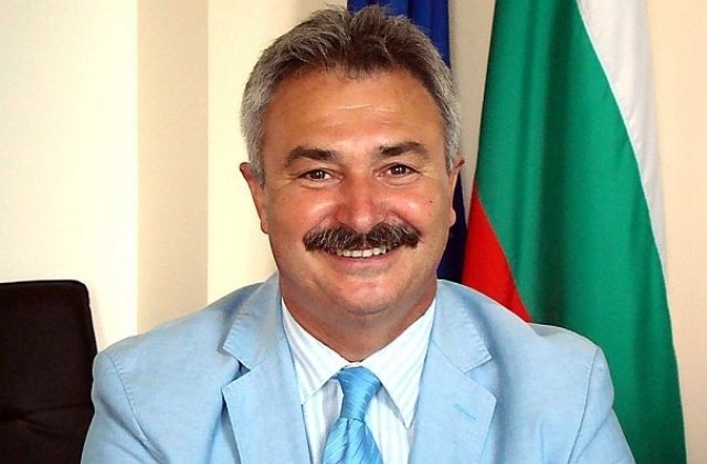 Първите прогнозни резултати oт екзитполовете показват победа за дългогодишния кмет