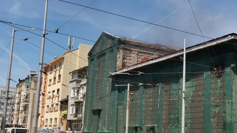 Емблематична столична дискотека избухна в пламъци /снимка/
