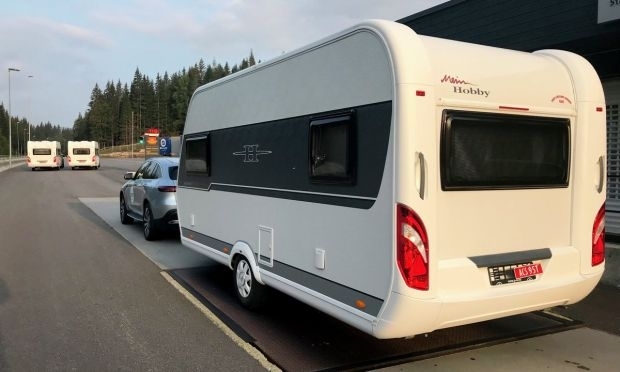 Каравана с изтекли номера бе заловен да дърпа с буса