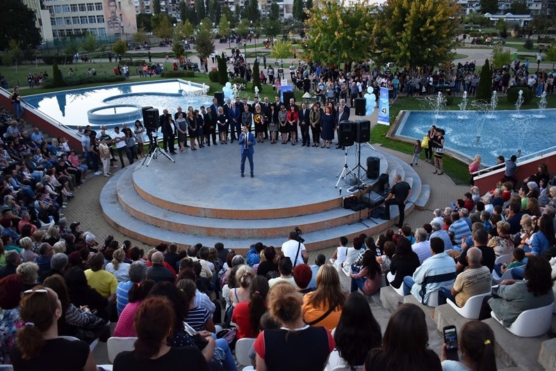 С концерт на фолклорната певица Поли Паскова и жители и