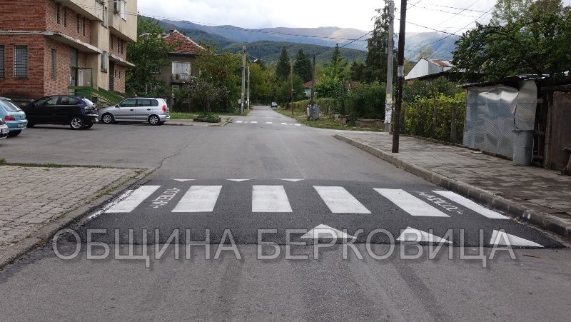 Единадесет нови повдигнати пешеходни пътеки са изградени в Берковица съобщиха