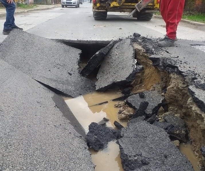 Огромни кратери са зейнали на пътя към гробищния парк в