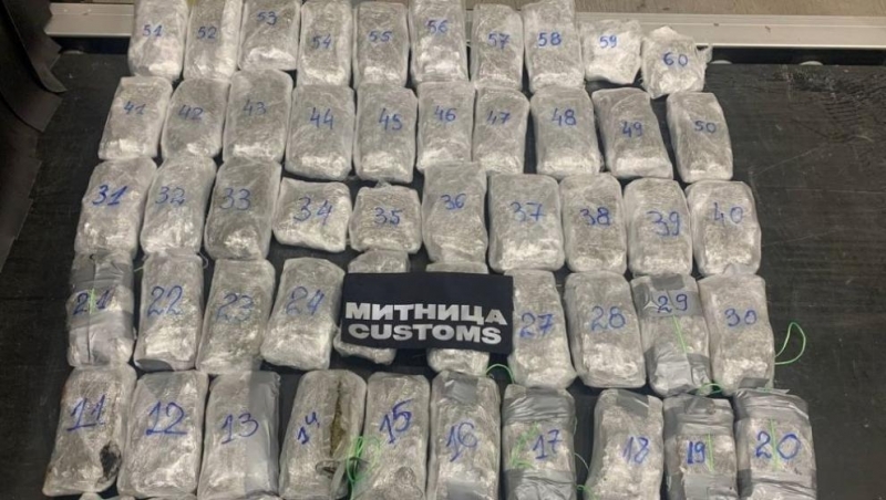 Задържаха 17 кг марихуана в автомобил на МП Гюешево /снимки/