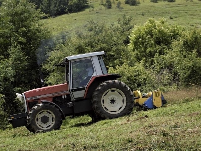Жена е спипана след като източила горивото на трактор в