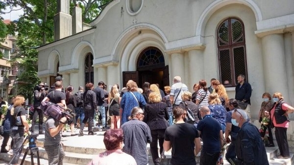 Граждани приятели и близки изпратиха в последния ѝ път младата