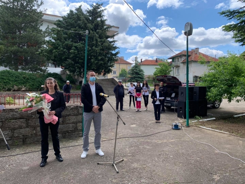 С художествена програма на самодейците от читалището бе отбелязан празникът