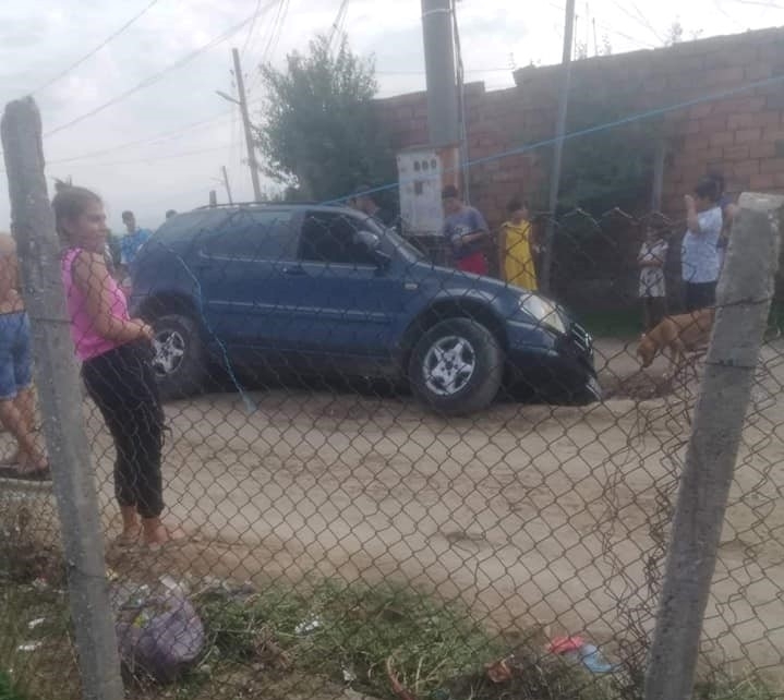 Джип "Мерцедес" пропадна в трап в циганската махала в Монтана /снимки/