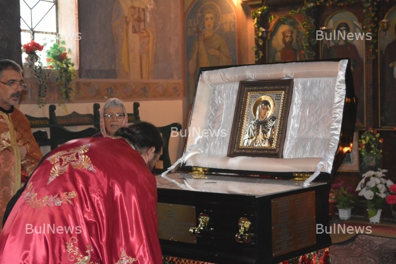 Пред чудотворна реликва се преклониха в село Вирове на Архангеловден