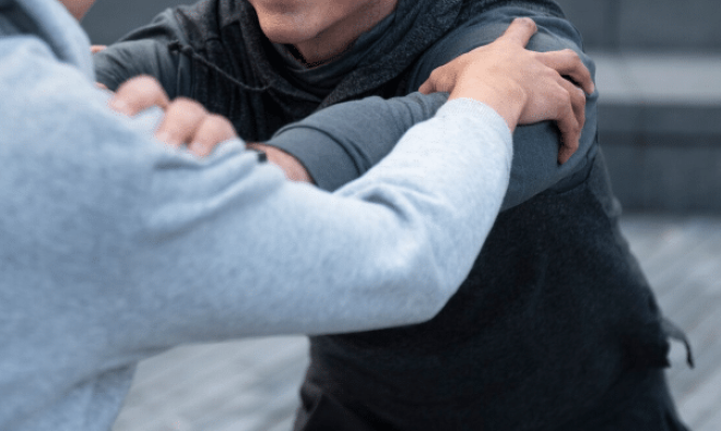 Млад бандит преби и обра свой познат във Врачанско съобщиха