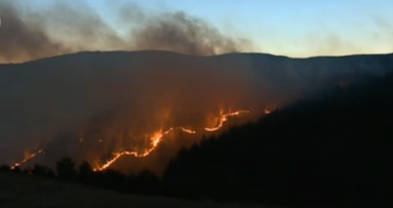 Продължава борбата с големия пожар който избухна снощи край благоевградското