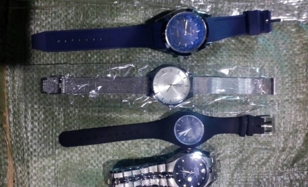 Служители на Митница Варна задържаха голямо количество ръчни часовници и