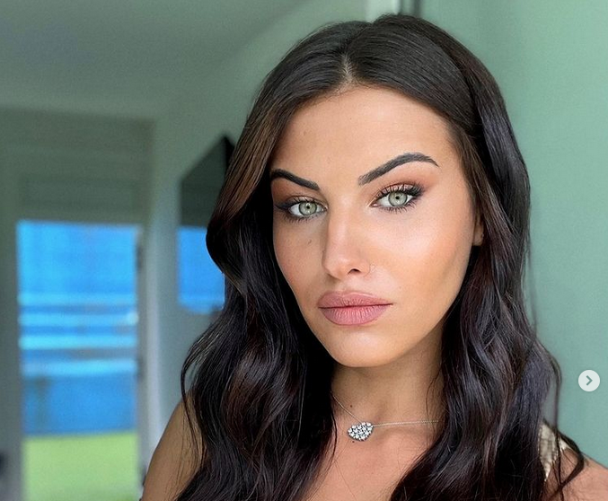 22 годишният модел Каролина Страмаре за пореден път остави феновете си