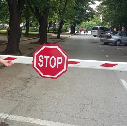 Полицията е заловила вандал докато троши бариерата на входа на