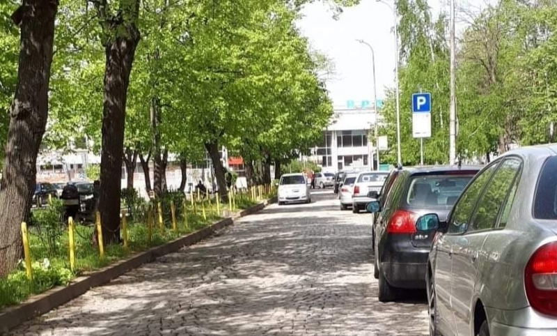 Заблуден шофьор подкара колата си в насрещното по улица в