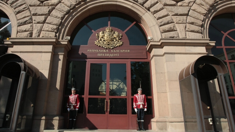 През изминалите почивни дни служител на президентската институция е дал