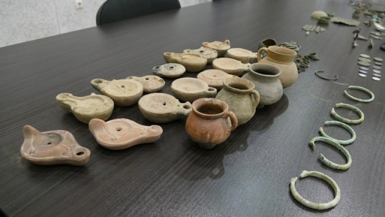 Полицаи намериха незаконни антични предмети на два адреса в Белоградчик,