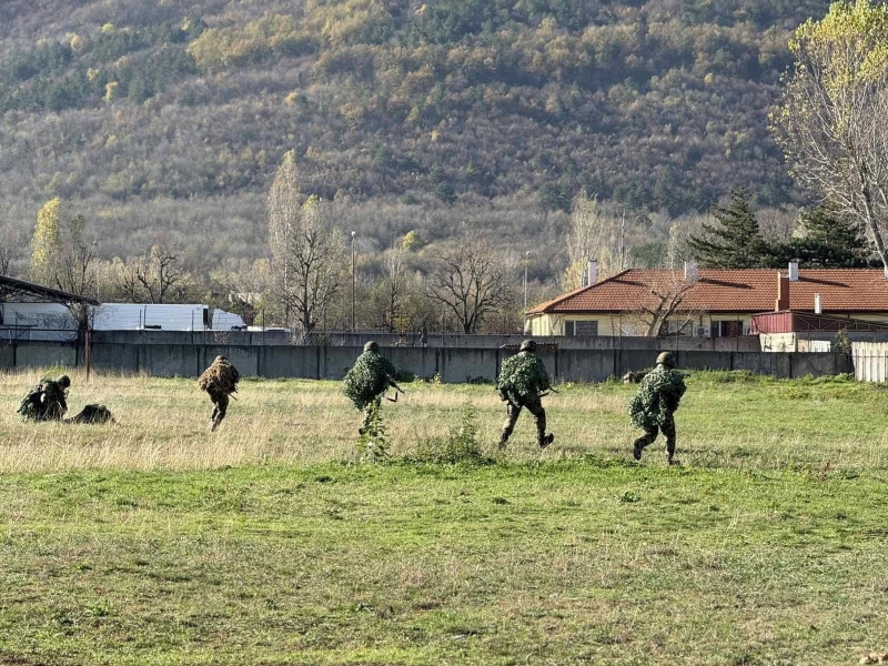 Военното поделение във Враца се похвали с нови пикапи и дронове