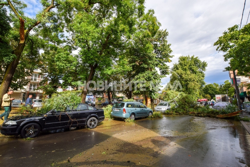 30 минутна буря причини материални щети в курортния град Павел баня