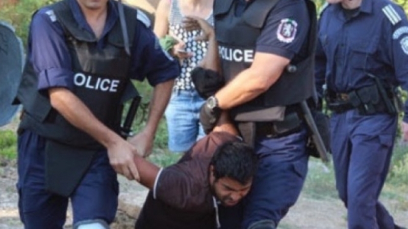 Мъж е нападнал с чук полицаи в монтанското село Боровци