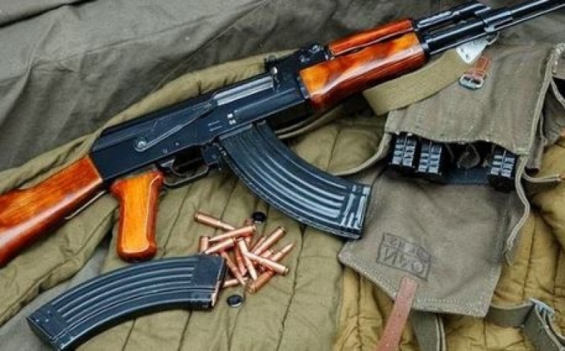 Ченгета намериха незаконни патрони и автомат при тараш в къщата