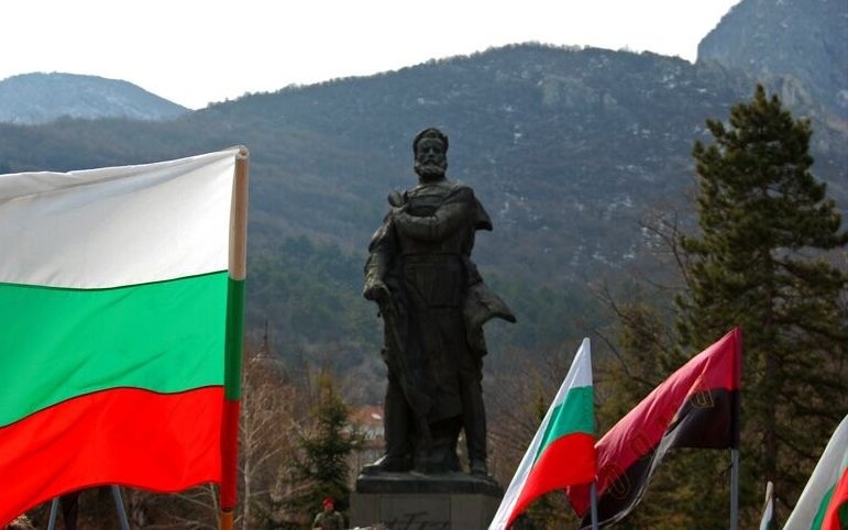 С празнично шествие което бе съпроводено от 25 метров национален флаг