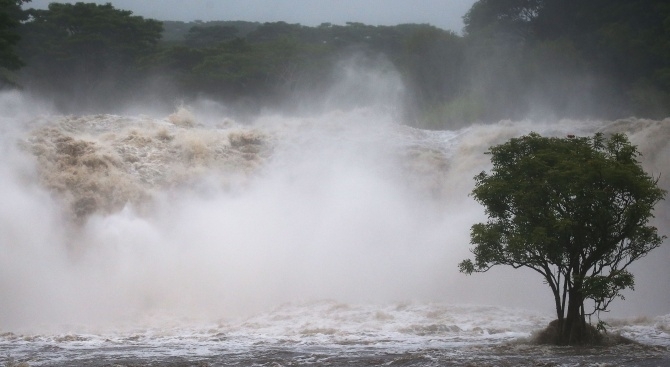 Южен Тайланд се подготвя за потенциално катастрофалната тропическа буря Пабук