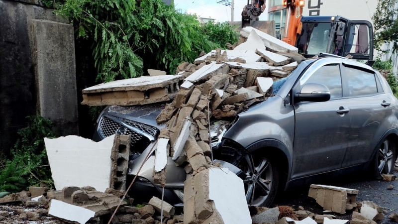 Мощен тайфун връхлетя Корейския полуостров със силен вятър и проливен