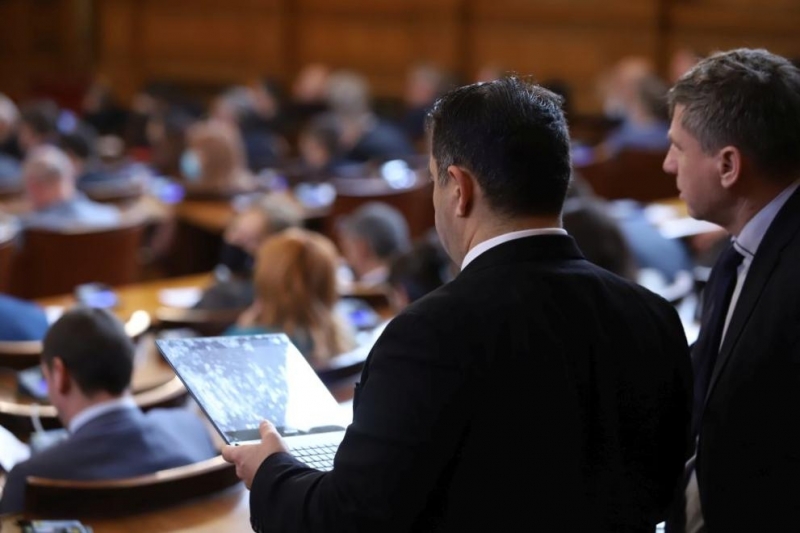 Със 157 гласа за 3 против и 1 въздържал се