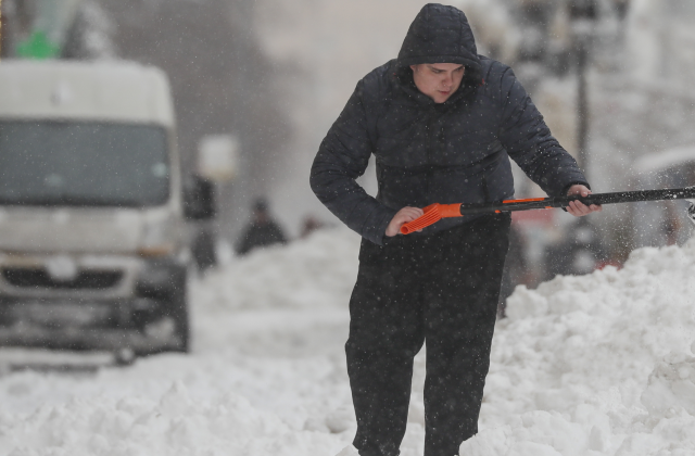 Височината на преспите в Москва стигна тази сутрин рекордните 34 сантиметра Това