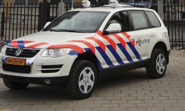 Холандската полиция съобщи, че е простреляла сириец, който нападнал полицаи