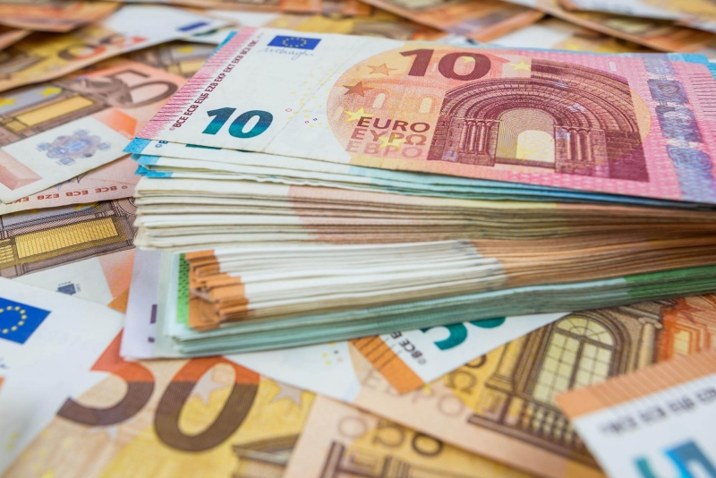 Първи официален работен ден откатко приехме единната европейска валута Днес