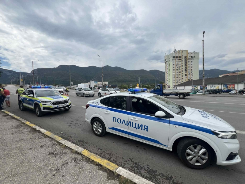 От последните минути! Верижна катастрофа във Враца, линейка лети към болницата /снимки/