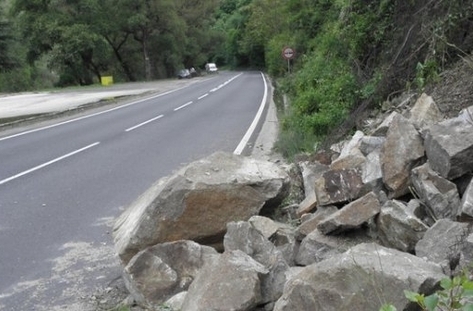 Късно вечерта на 14 октомври в прохода Петрохан микробус се