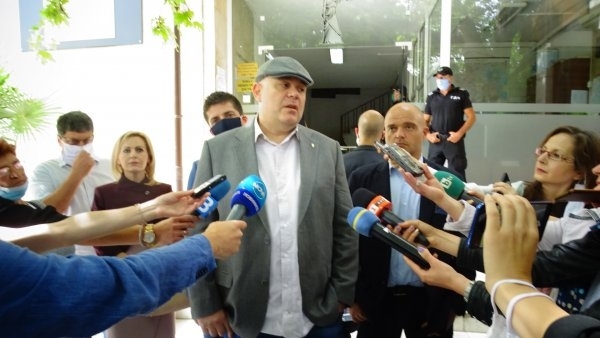 Хиляди протестиращи вече дни наред скандират Оставка и Гешев е